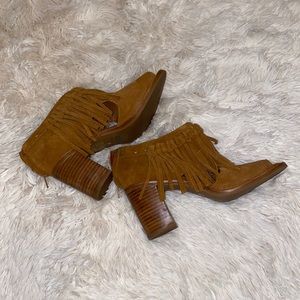 Open toed, fringe detailed bootie